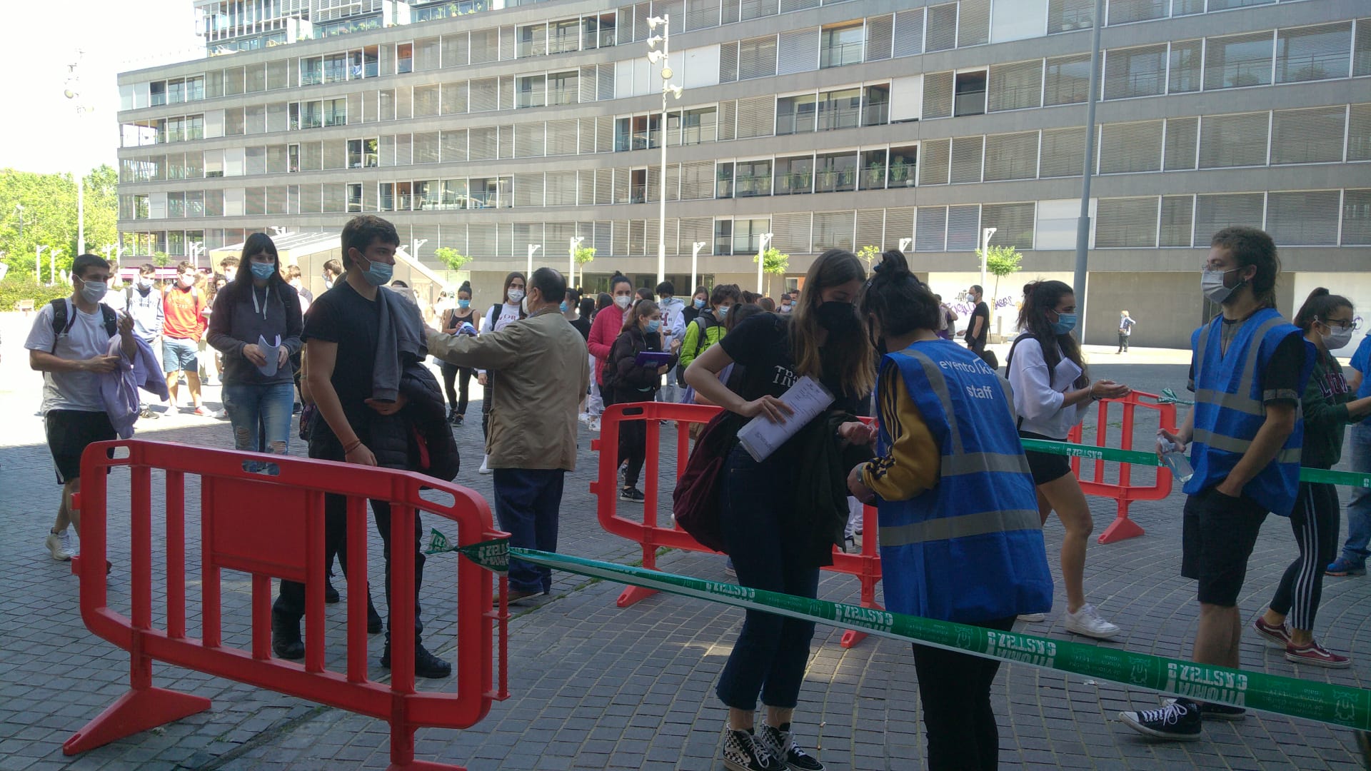 Los alumnos vuelven a entrar al Iradier Arena.