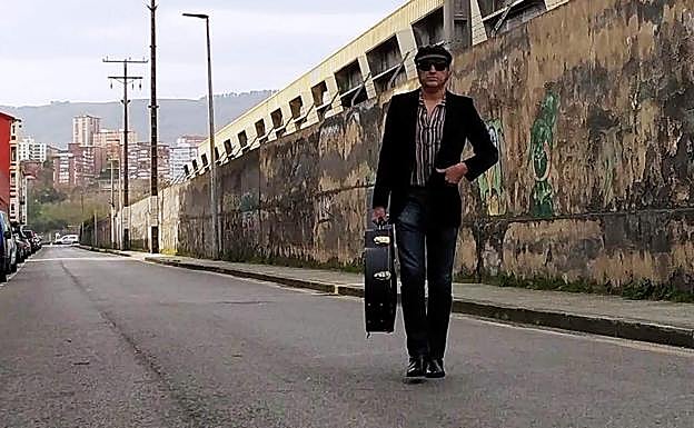 Lee Perk con gorra a lo John Lennon.