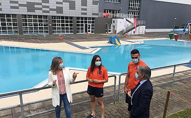 Itxaso Erroteta, concejala de Juventud y Deporte, y Marcos Muro, director de Bilbao Kirolak, con los socorristas que han hecho una prueba de PH, cloro y temperatura en las piscinas de Errekalde. 