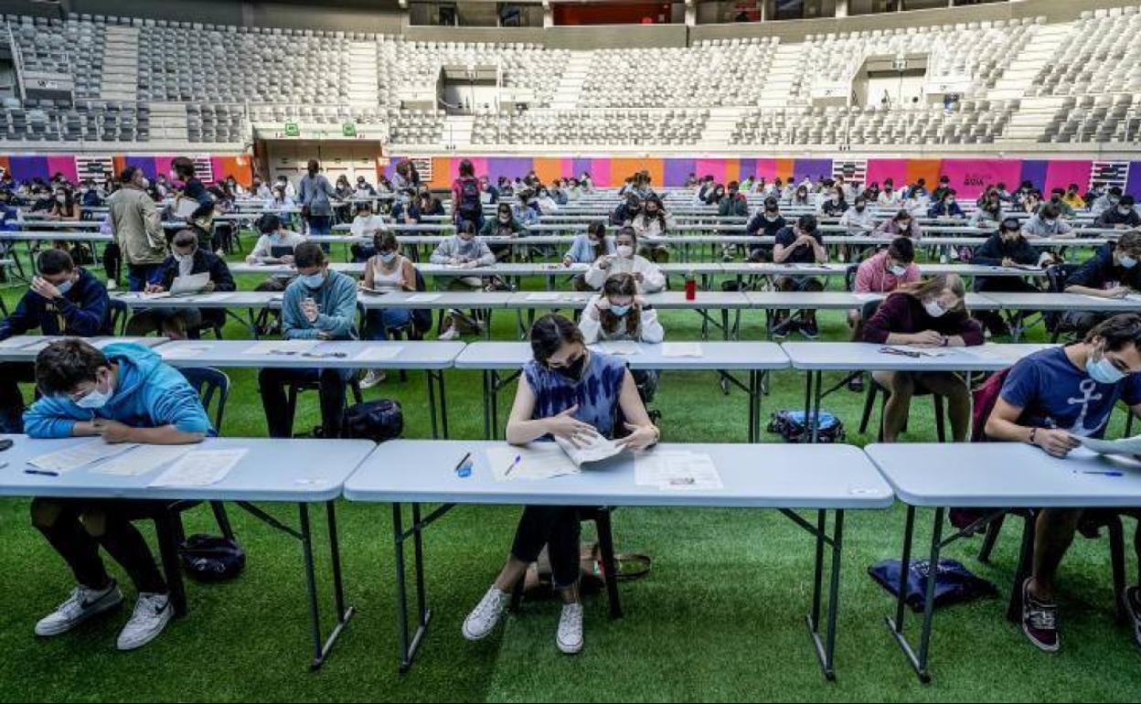 Alumnos realizan el examen en el Iradier Arena.
