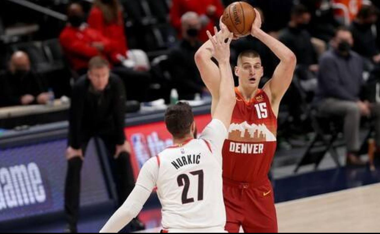 Nikola Jokic, MVP de la temporada, organiza el ataque de los Nuggets ante Nurkic (Portland)