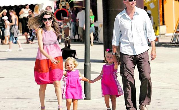 Doña Letizia lució un vestido de Ailanto en tonos rosas para pasear por Palma de Mallorca en el verano de 2009.