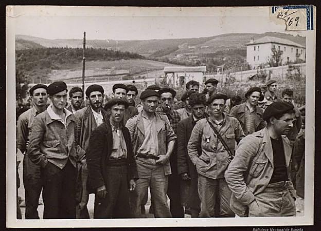 Un grupo de presos en el chalet de Inuntziaga.