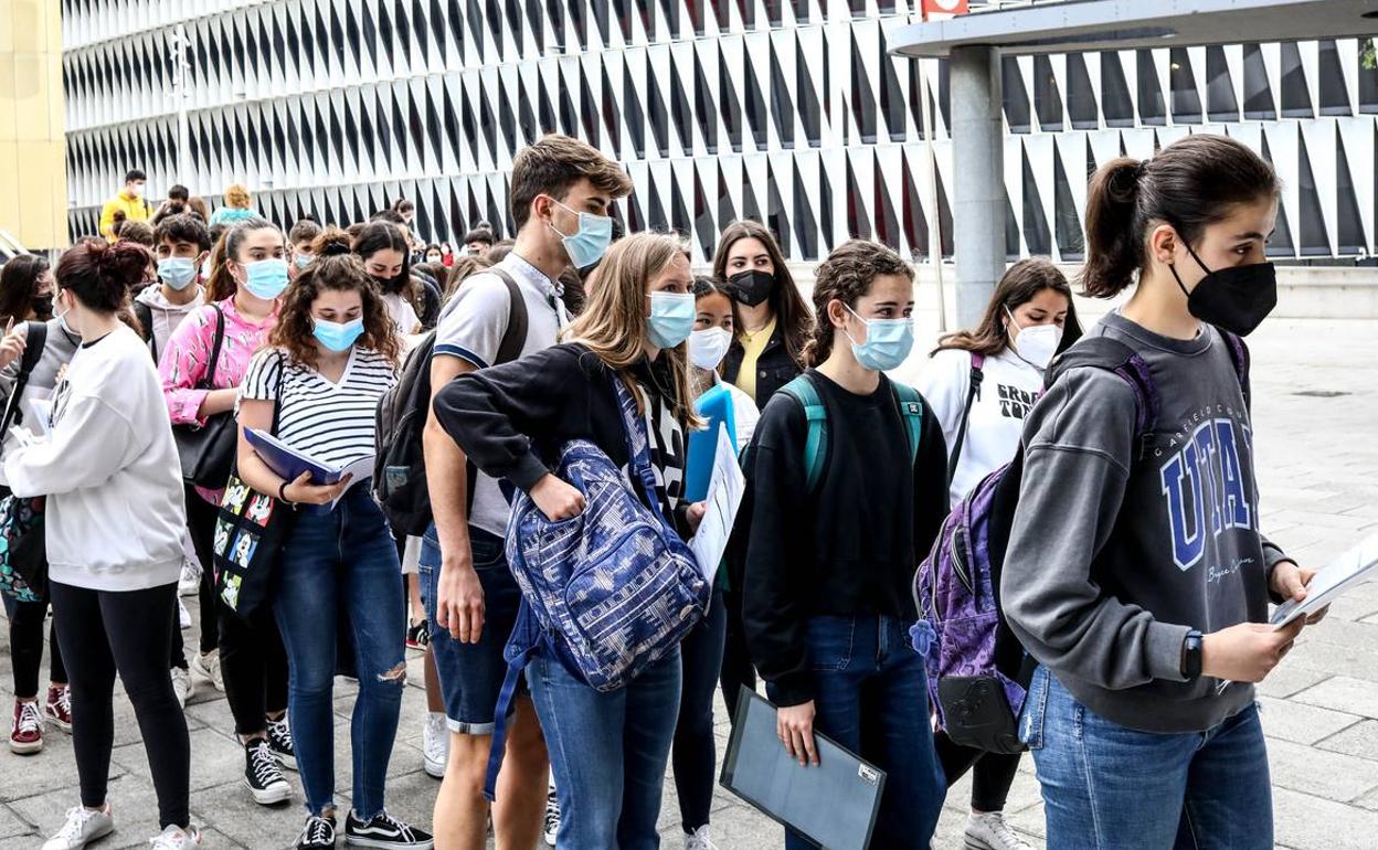Alumnos dan un último repaso delante de la Escuela de Ingenieros de Bilbao. 