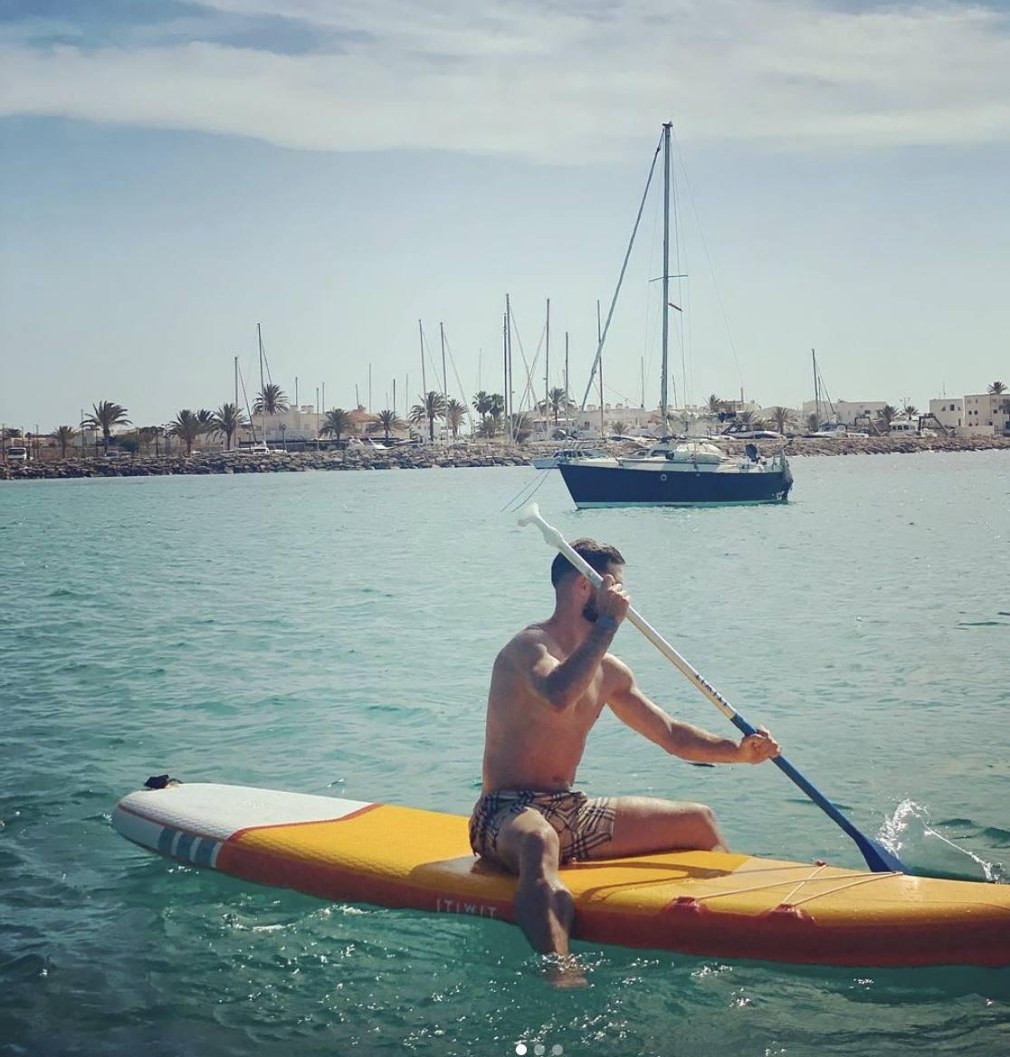 Yeray Álvarez haciendo paddle surf en Formentera. 