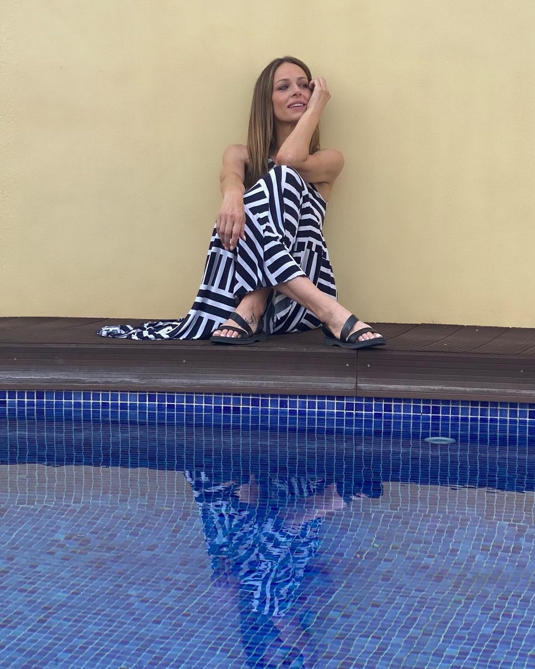 Eva González junto a una piscina.