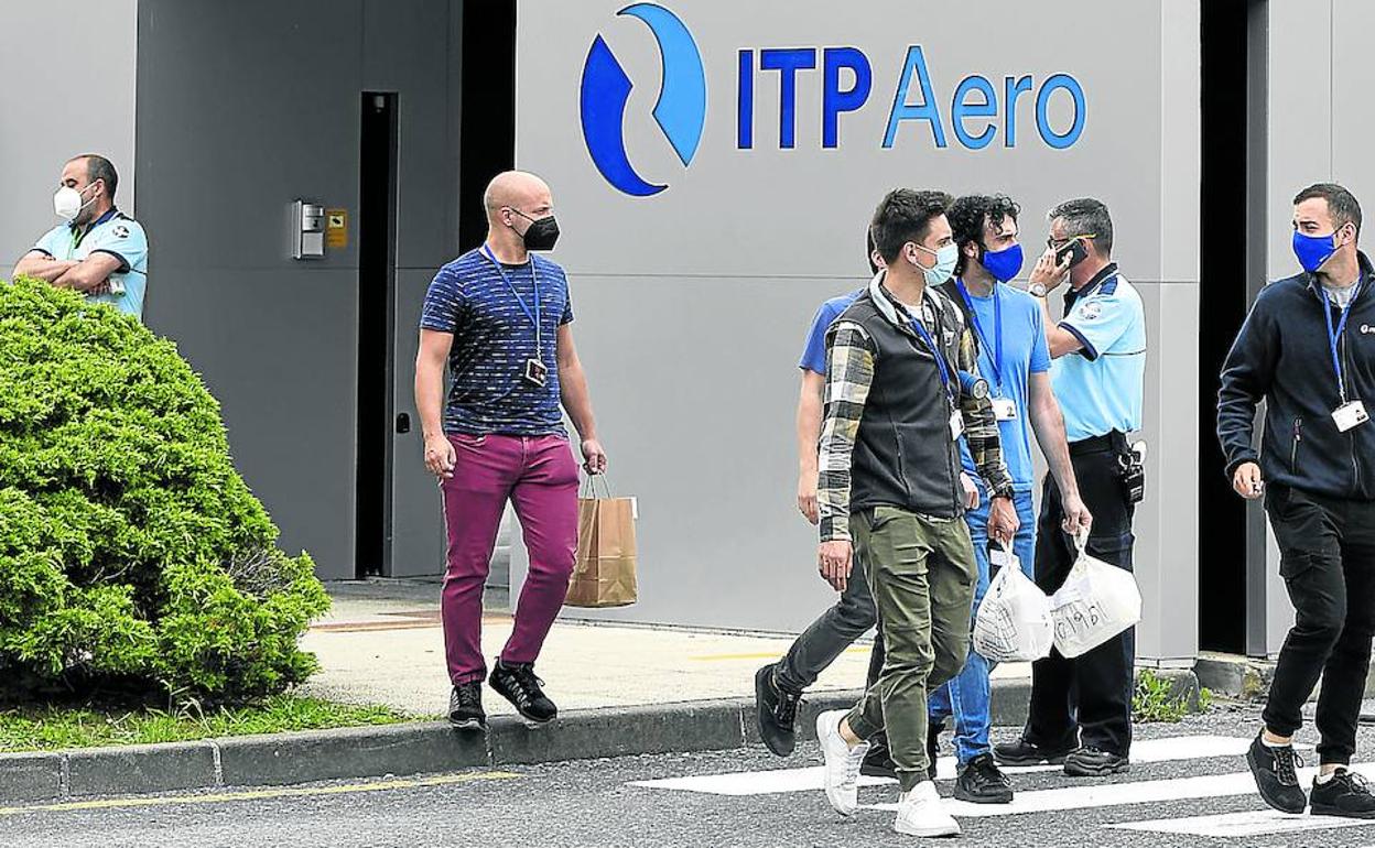 Imagen de un grupo de empleados de ITP a las puertas de la sede de la compañía en la localidad vizcaína de Zamudio. 