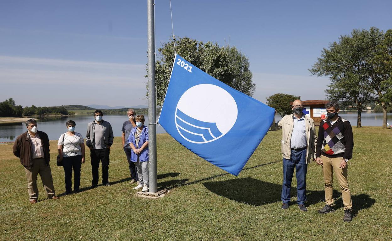 La izada de la bandera ha sido un homenaje a los productores ecológicos de Barrundia. 