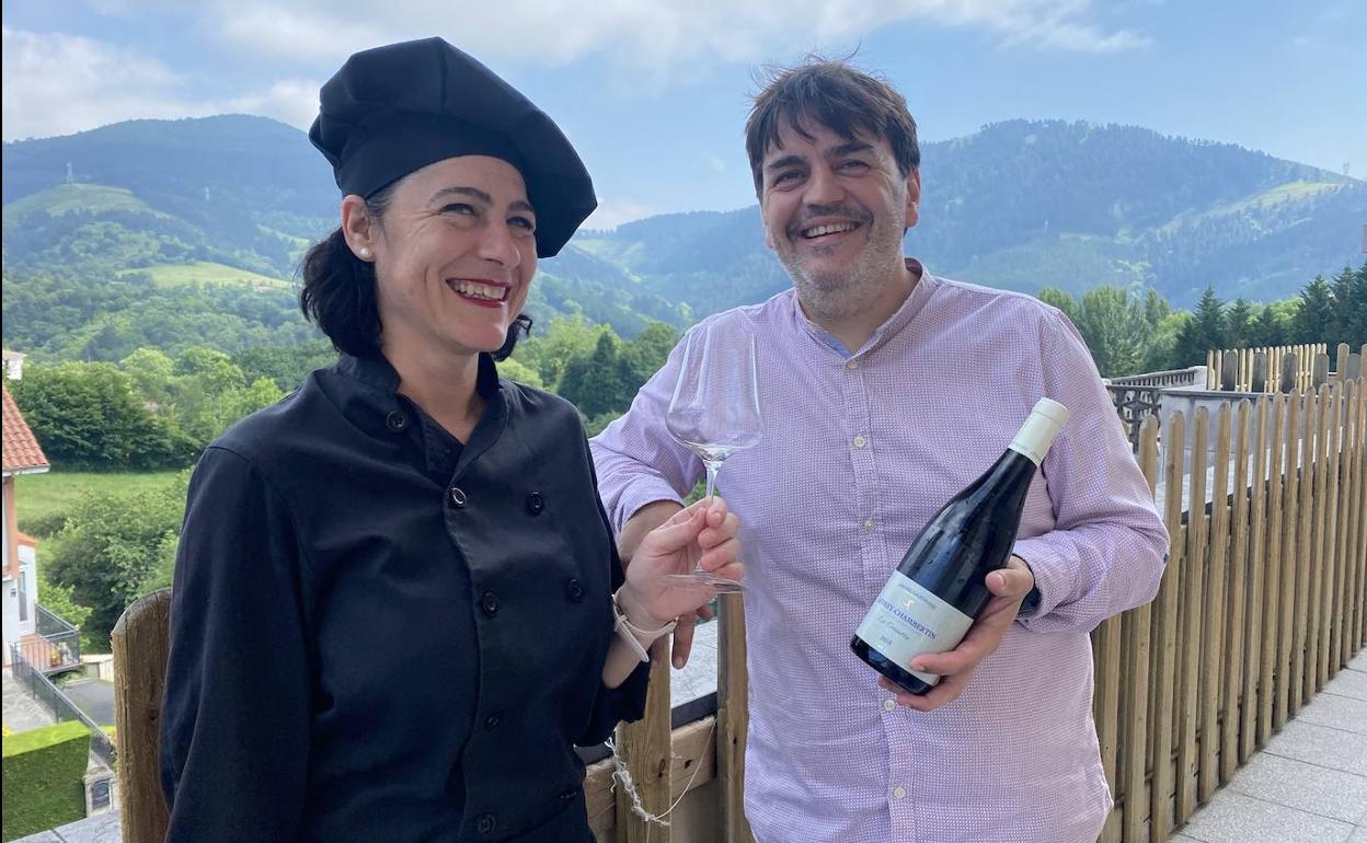 Laura Rubio y Miguel Justo, en la terraza del local. 