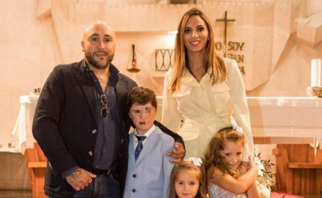 Kiko Rivera publica una foto inédita de su familia en la comunión de su hijo en Bilbao