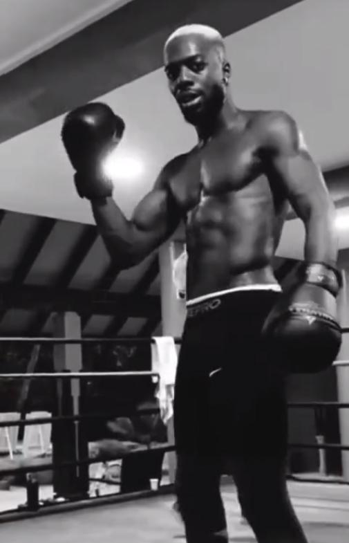 Iñaki Williams, al que se le ha visto estos días con varios de sus compañeros en Ibiza, aprovecha también sus vacaciones para practicar boxeo.