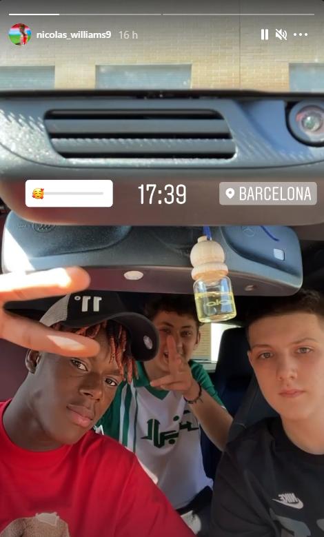 Nico Williams, con unos amigos en Barcelona.