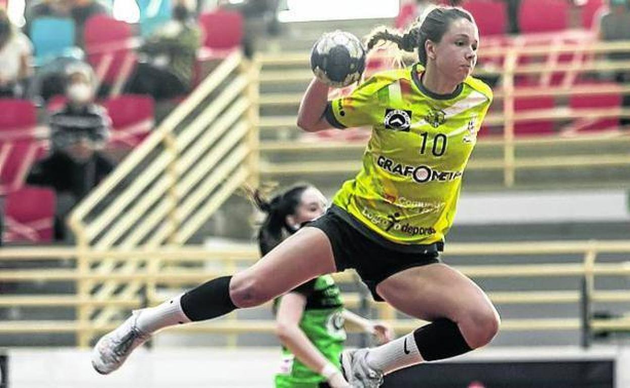 Paula García elevándose para lanzar en uno de los encuentros de esta temporada con el cuadro riojano. 