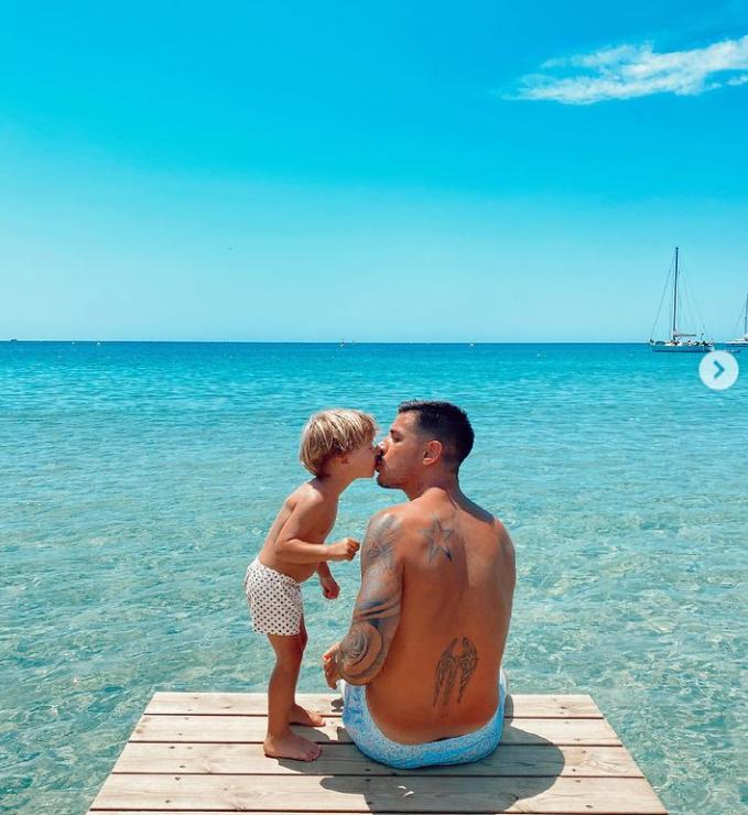 Yuri Berchiche, al que se le ha visto estos días con varios de sus compañeros en Ibiza, besa a su hijo Luka en un paisaje idílico.