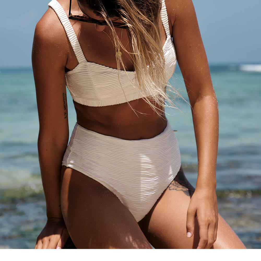 Bikini de inspiración retro con tejido con relieve en forma de aguas al tono con lurex plata. Un diseño de la firma vizcaína Wild & Salty. Cuesta 150 euros.