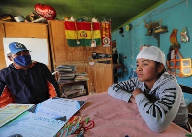 Imagen secundaria 1 - Conversando y entrenando junto a su padre Beto, de quien ha heredado su afición por el boxeo. 
