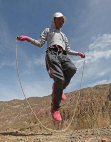 Imagen secundaria 2 - Conversando y entrenando junto a su padre Beto, de quien ha heredado su afición por el boxeo. 
