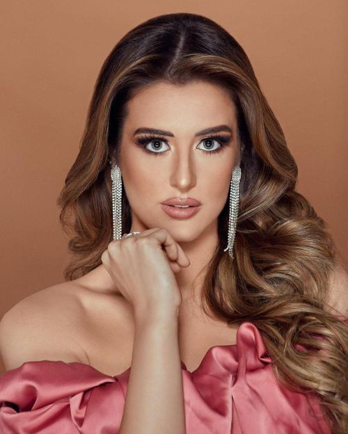 Sara combina sus trabajos de modelo con la carrera de Enfermería.