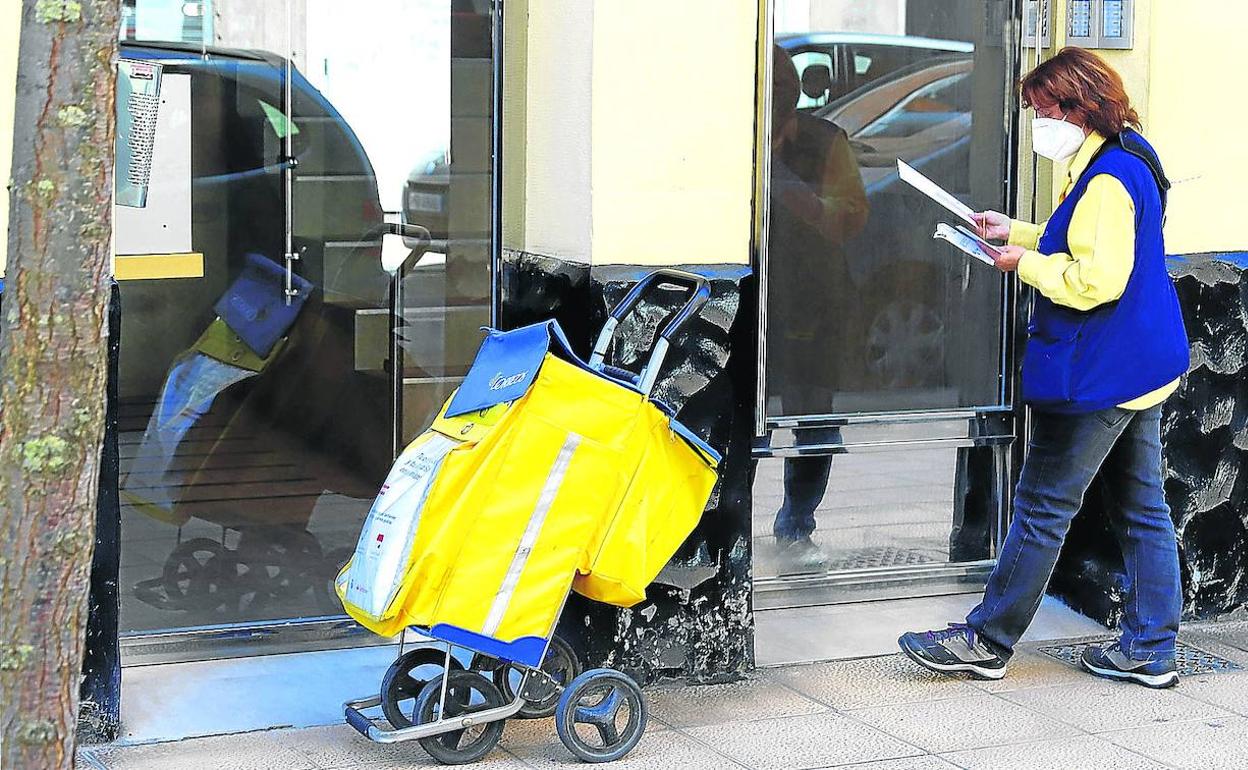 Los grupos municipales sitúan en siete los puestos de reparto suprimidos en los últimos meses. 