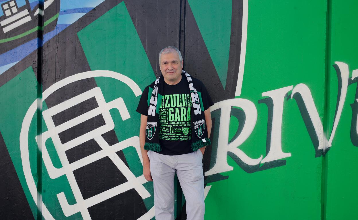 Ángel Castro, presidente del Sestao River, posa en Las Llanas con la camiseta del ascenso y la bufanda del equipo 