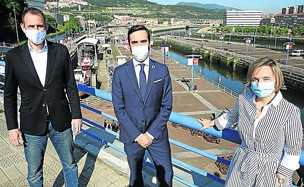 Juanan Goñi, GEO de Guuk, Javier Hurtado, consejero de Turismo, y Ainara Basurko, diputada de Promoción Económica, debatieron sobre la transformación digital. 