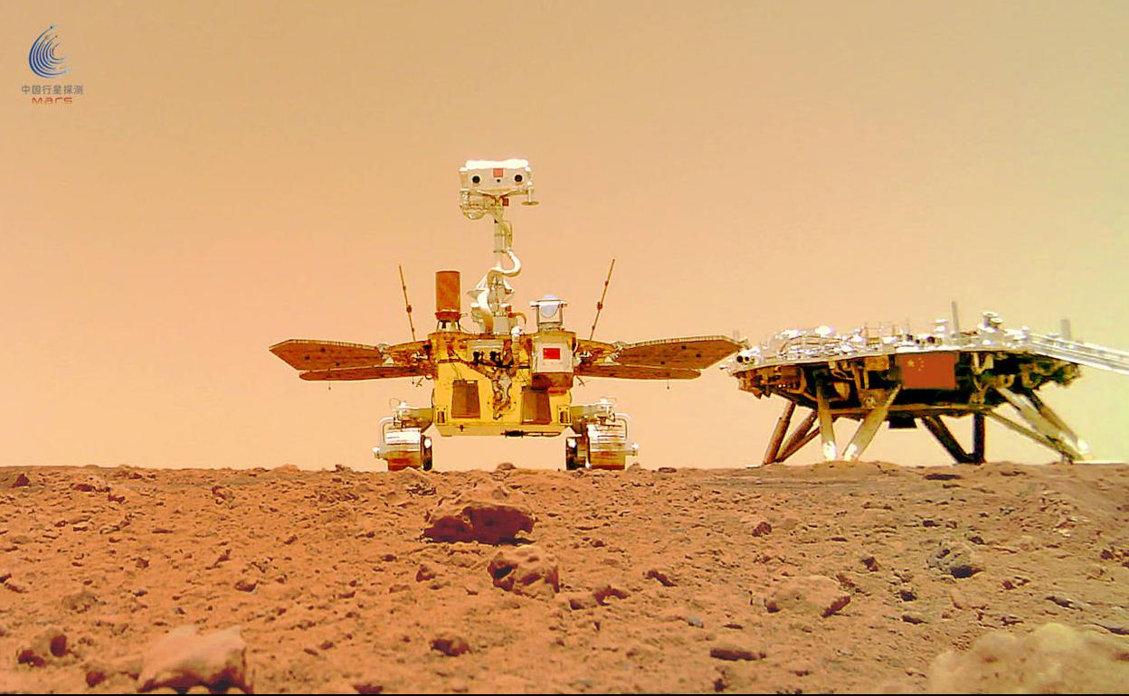 El todoterreno chino junto a la plataforma en la que descendió a Marte. 