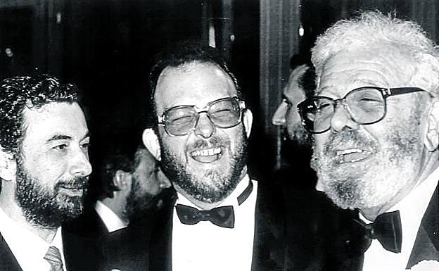 Imagen principal - 1. José Luis Garci, el productor José María González-Sinde y Berlanga. 2. El director recibe de manos del entonces príncipe Felipe el Premio Príncipe de Asturias de las Artes en 1986. 3. El director prepara uno de sus célebres planos secuencia con muchos personajes en 'Patrimonio Nacional'.