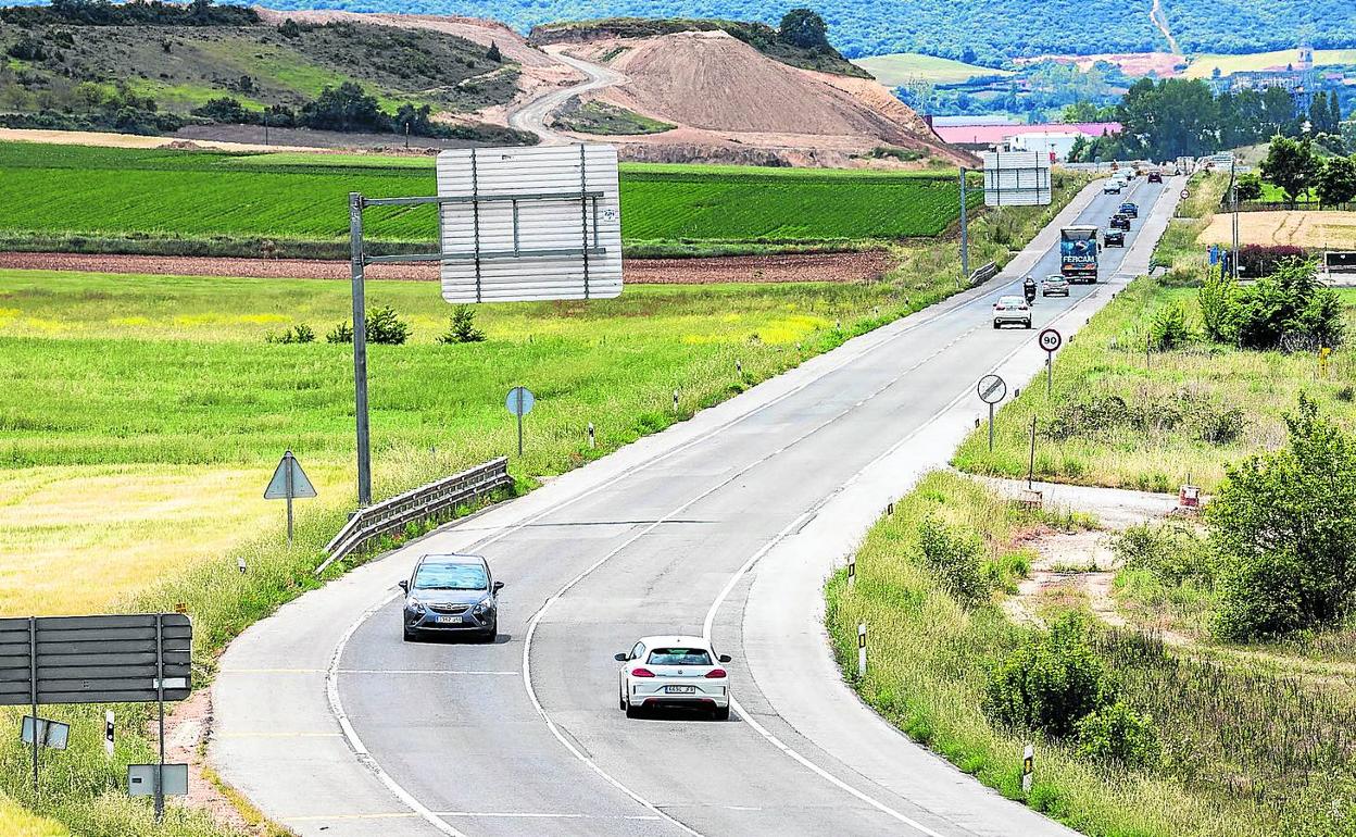 La vía, de doble sentido, se convertirá en dos calzadas de sentido único para mejorar la seguridad y la circulación. 