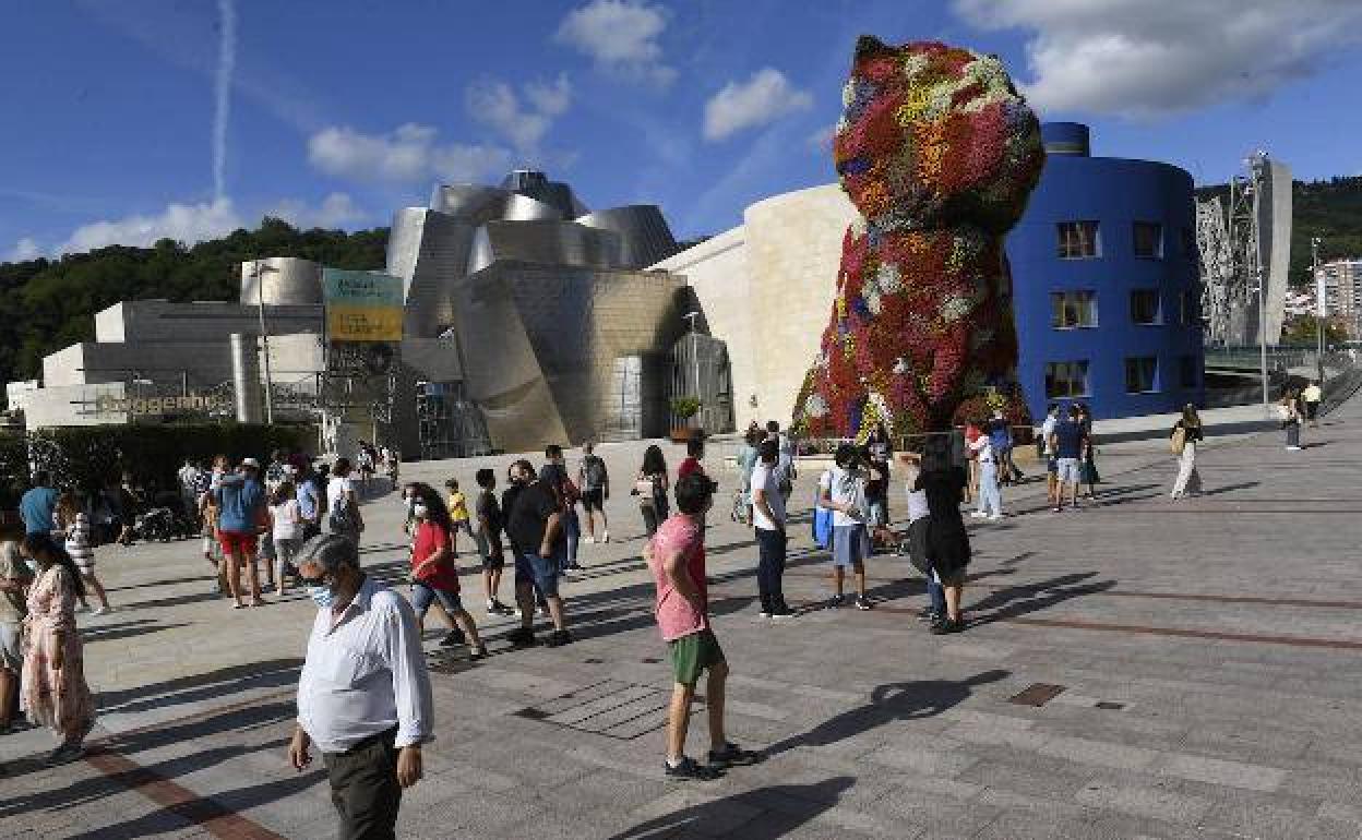 La falta de turistas obliga a tirar los precios de los hoteles en Bilbao
