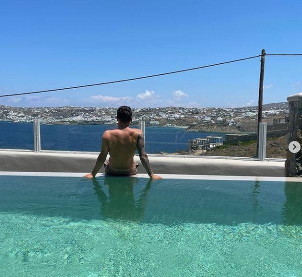 Unai Vencedor en una piscina con unas vistas increíbles de la isla de Miconos (Grecia). 