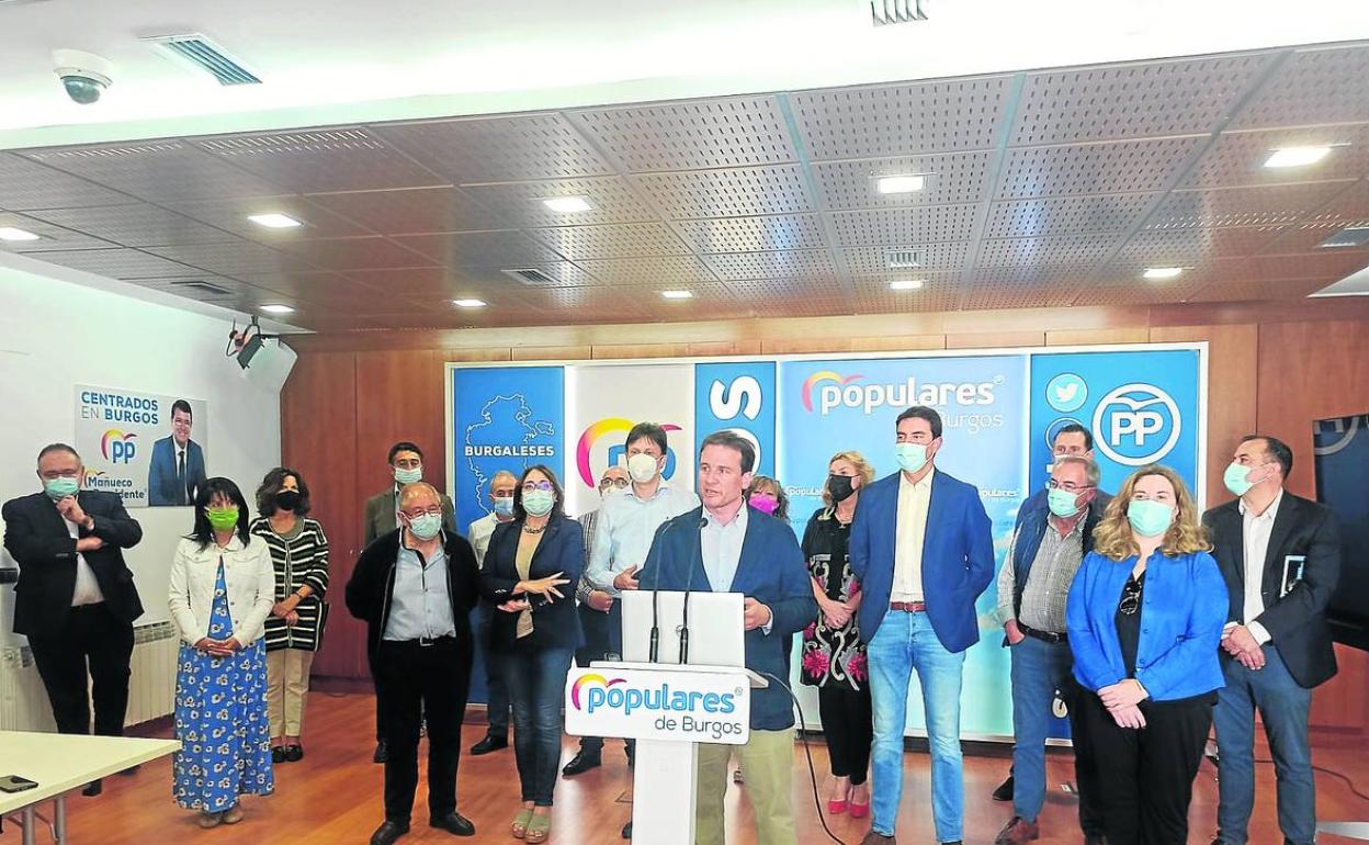 Borja Suárez, en el momento de presentar su candidatura, rodeado de destacados miembros del Partido Popular de Burgos. 