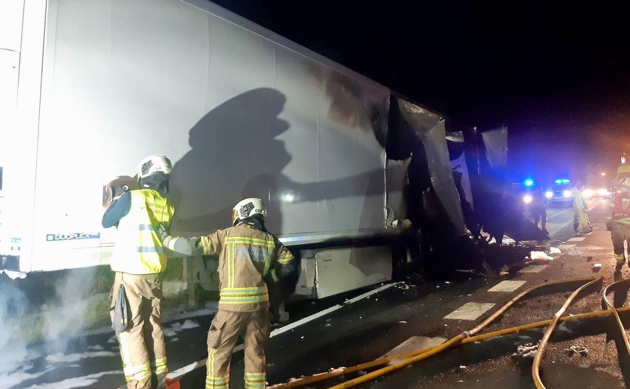 Los bomberos sofocaron las llamas.