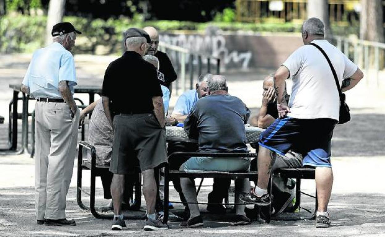 El número de pensionistas en Euskadi aumenta más que el de los cotizantes.