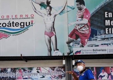 Imagen secundaria 1 - Arriba, el padrastro de Yulimar, con una sudadera con la imagen de la atleta. Abajo, su primer entrenador, Jesús Velásques, delante de un cartel en el que aparece la saltadora. Junto a ello, una joven practicando en una deteriorada pista donde Yulimar nació. 