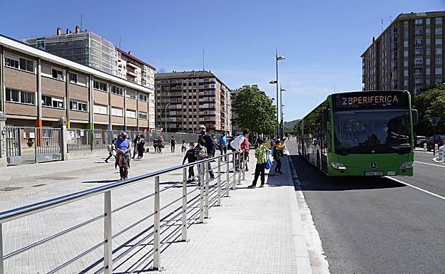 Valla instalada frente al colegio Ángel Ganivet ante las quejas por la peligrosidad de la calzada que será utilizada por el BEI. 