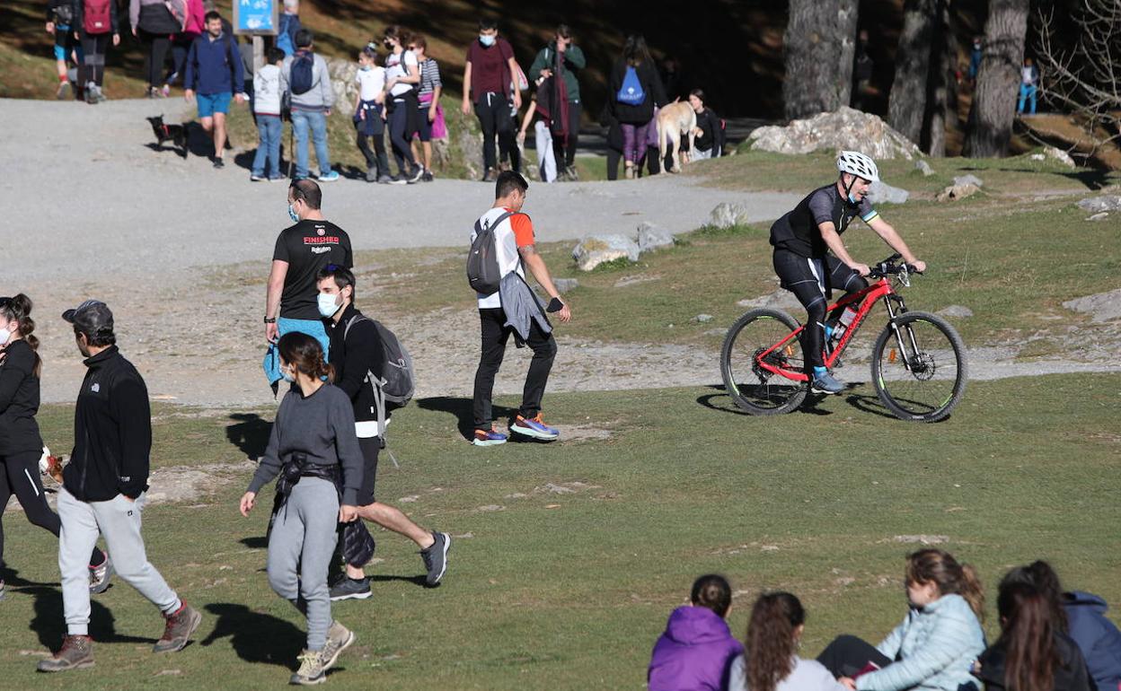 El Pagasarri es un monte en el que conviven habitualmente montañeros y ciclistas.