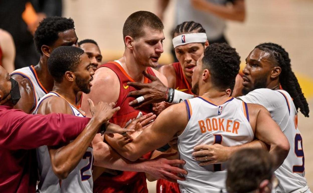 Booker eta Jokic, partidaren une beroenean.
