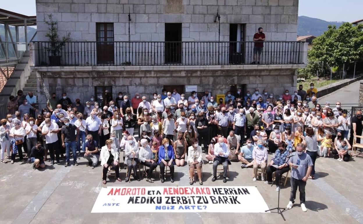 Los ciudadanos de Amoroto y Mendexa continúan con los actos de protesta.