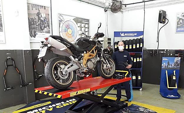 Neumáticos agrietados o ruido al frenar, puntos críticos a revisar en moto