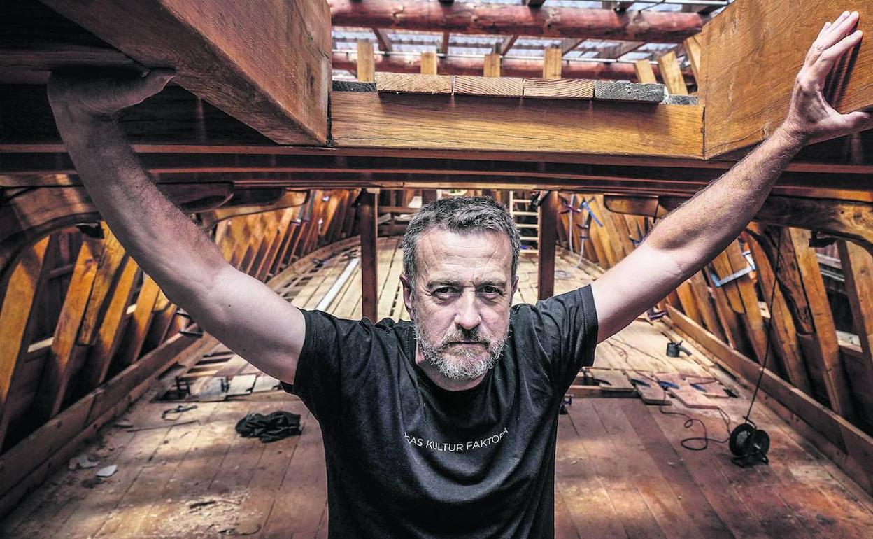 Xabier Agote es uno de los impulsores de construcción del ballenero San Juan, una réplica excacta del que naufragó en 1564. 