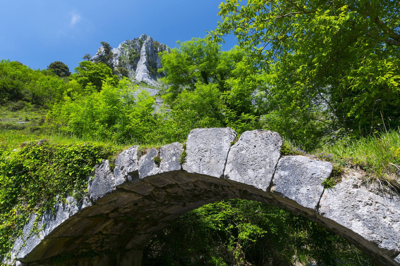 Desfiladero de Atxarte, Gipuzkoa. Está en pleno corazón del parque natural de Urkiola, en Gipuzkoa. Arranca en unas canteras y cuenta con tramos de una calzada medieval que se construyó en la zona. La ruta completa pasa cerca del santuario de Urkiola, que también merece una visita. Es un sitio muy bueno para avistar aves rapaces. Son unos 7 kilómetros de poca dificultad que se hacen en tres horas.