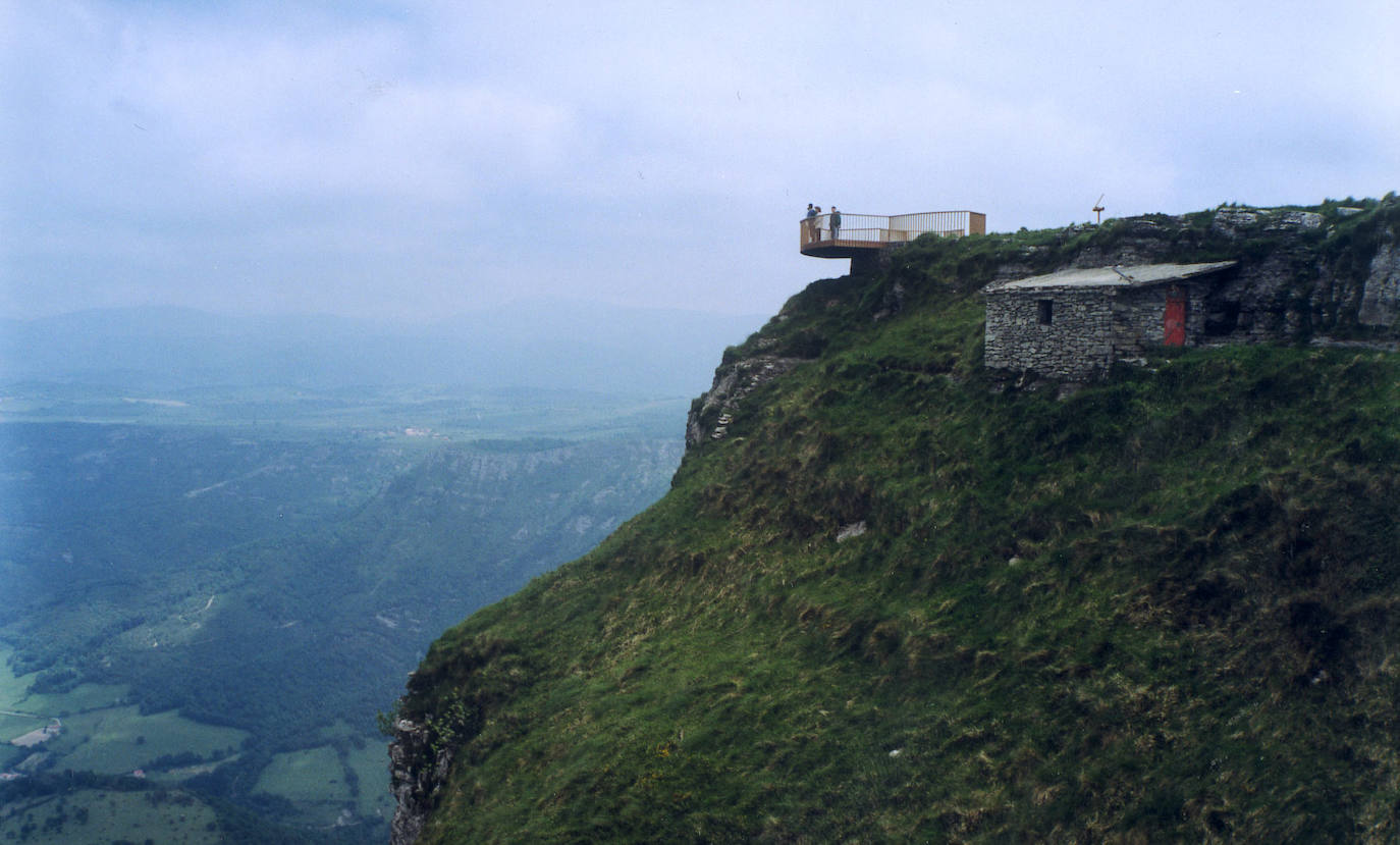 Cañón de Delika, Álava. Permite admirar el salto del Nervión desde abajo. Es una ruta de 7 kilómetros ida y vuelta que sigue el curso del río desde el municipio alavés de Delika. No se puede hacer en invierno o en época de lluvias. En la parte baja abundan las hayas y los robles. Según asciendes, el paisaje es más rocoso. No tiene dificultad, pero si quieres llegar a la misma base de la cascada deberás trepar por las rocas al final del todo.