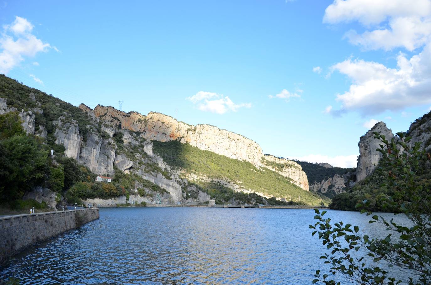 Desfiladero del Sobrón. Parte del pueblo alavés del mismo nombres y son unos 12 kilómetros de ida y vuelta. Durante el recorrido podemos ver las hoces que dibuja el río y el entorno del embalse, siempre imponente, da igual la estación del año en que vayamos. Además del entorno natural, merece la pena acercarse al mirador y ver todo el paisaje. Impresiona