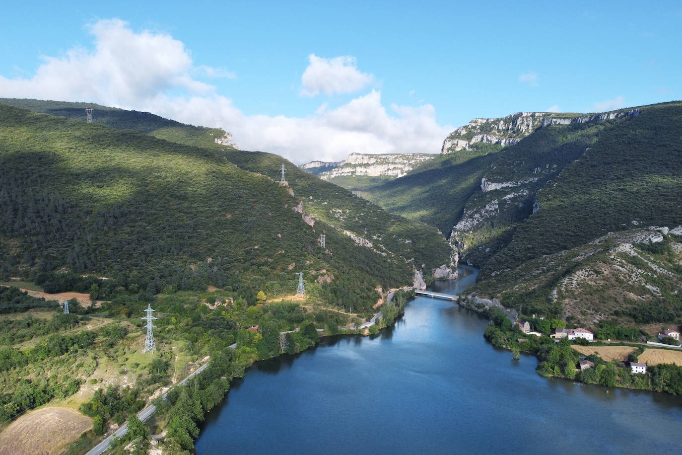 Desfiladero del Sobrón. Parte del pueblo alavés del mismo nombres y son unos 12 kilómetros de ida y vuelta. Durante el recorrido podemos ver las hoces que dibuja el río y el entorno del embalse, siempre imponente, da igual la estación del año en que vayamos. Además del entorno natural, merece la pena acercarse al mirador y ver todo el paisaje. Impresiona.