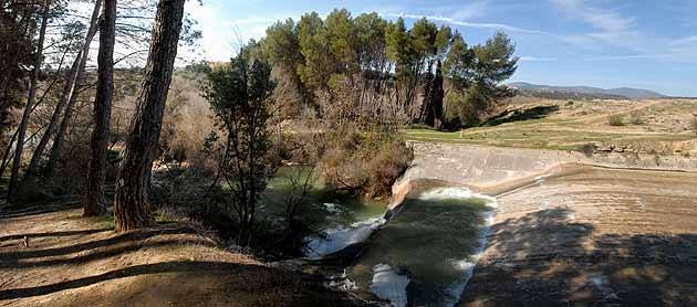 El embalse de Cubillas mide más de 2 kilómetros de largo, por 800 metros de ancho y alcanza una profundidad máxima de 20 metros.