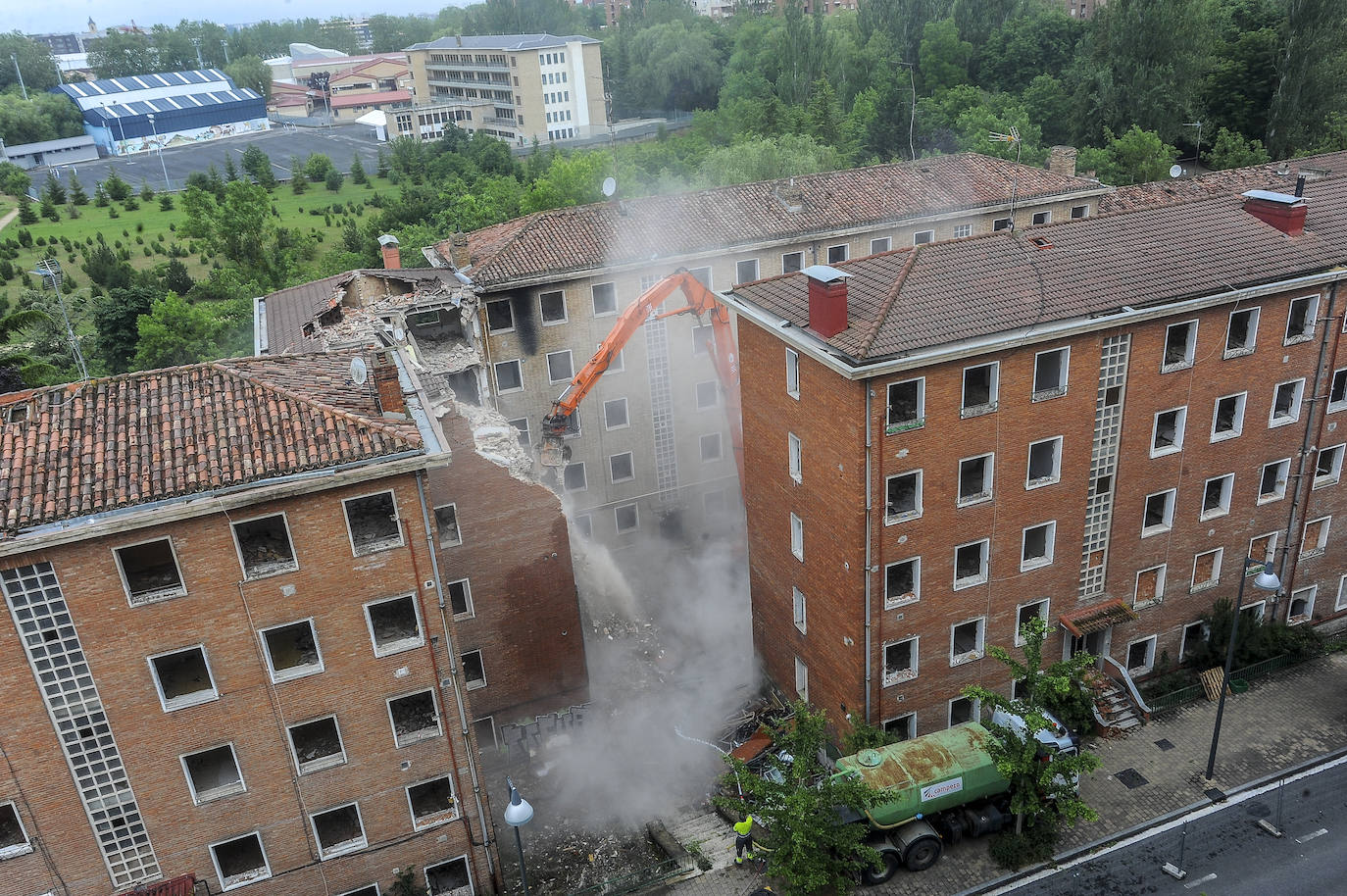 Fotos: Así se ha realizado el derribo de los bloques de Olárizu