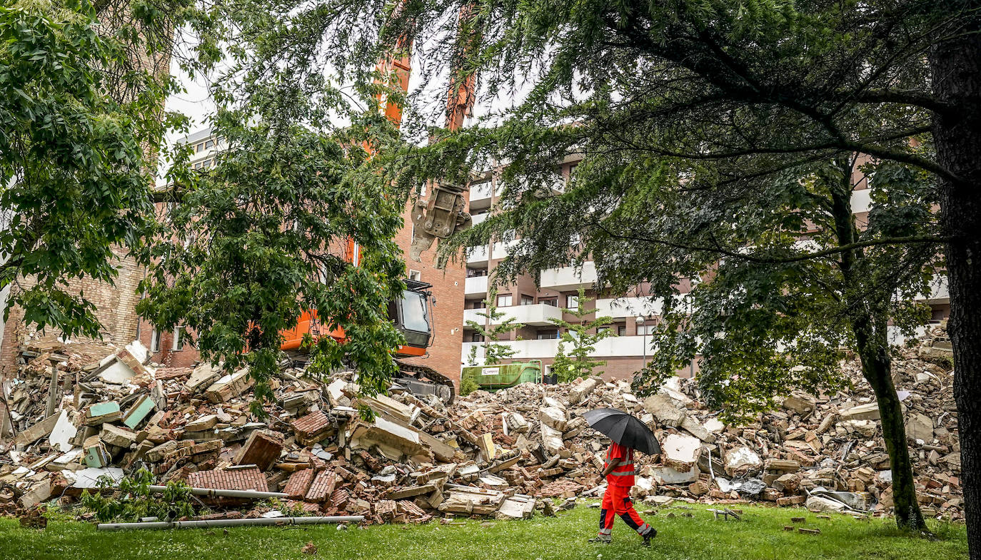 Fotos: Así se ha realizado el derribo de los bloques de Olárizu