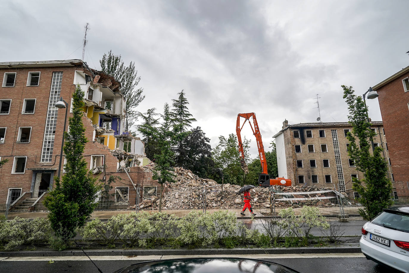 Fotos: Así se ha realizado el derribo de los bloques de Olárizu