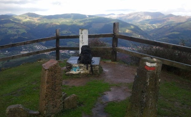 La cumbre del Ilso Egüen se abre hacia el valle del Kadagua.