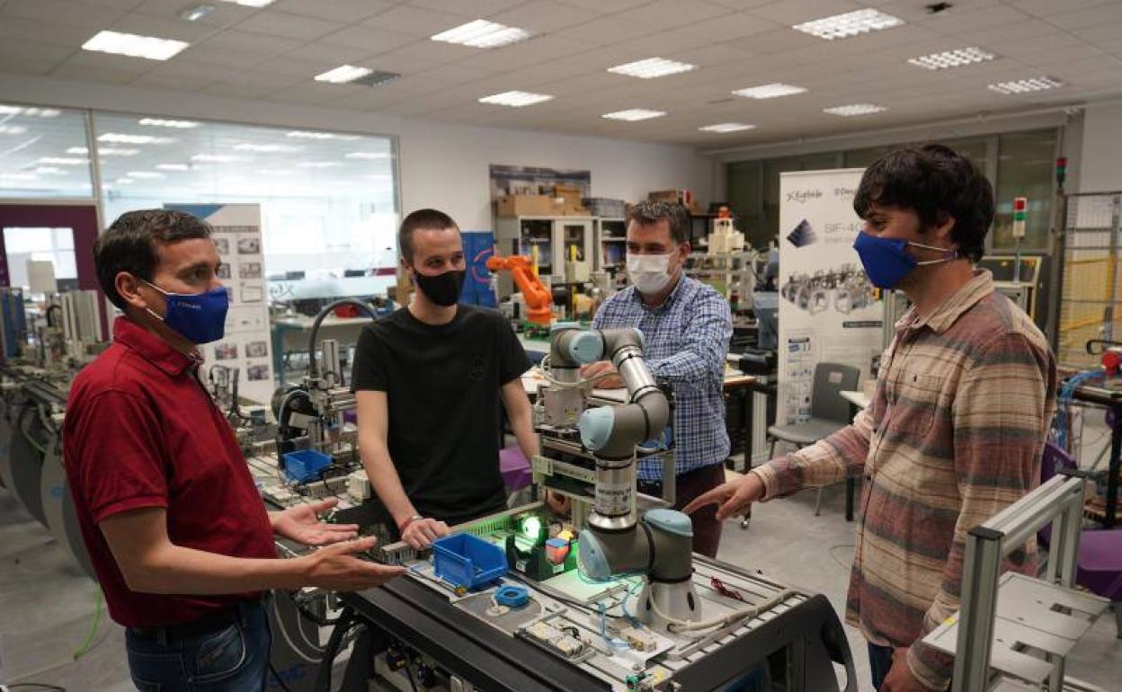 Jonathan Ruiz de Garibay, Álex Salazar, Álvaro Lizarralde y Hugo Sanjurjo en la fábrica inteligente de Egibide-Deusto. 